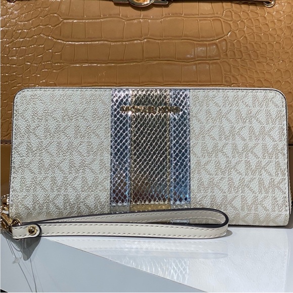 Michael Kors Jet Set
Travel Large Signature
Logo and Metallic Continental Wallet - Picture 4 of 13